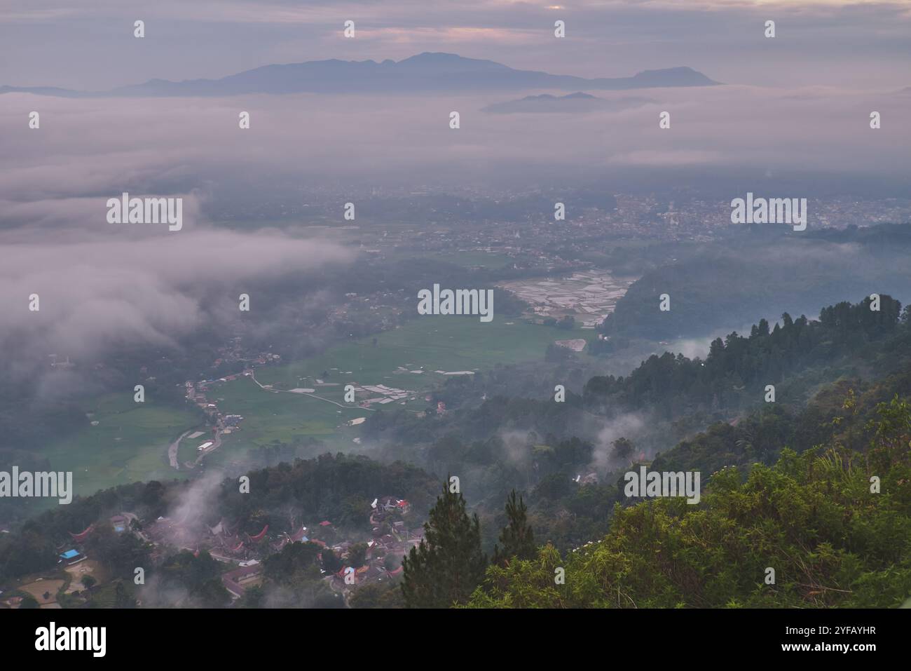 Blick auf die Stadt Rantepao bedeckt im Nebel von der Spitze des Mount Lolai Tongkonan Lempe Touristenort in Rantepao Stadt, Tana Toraja, Süd-Sulawesi Stockfoto