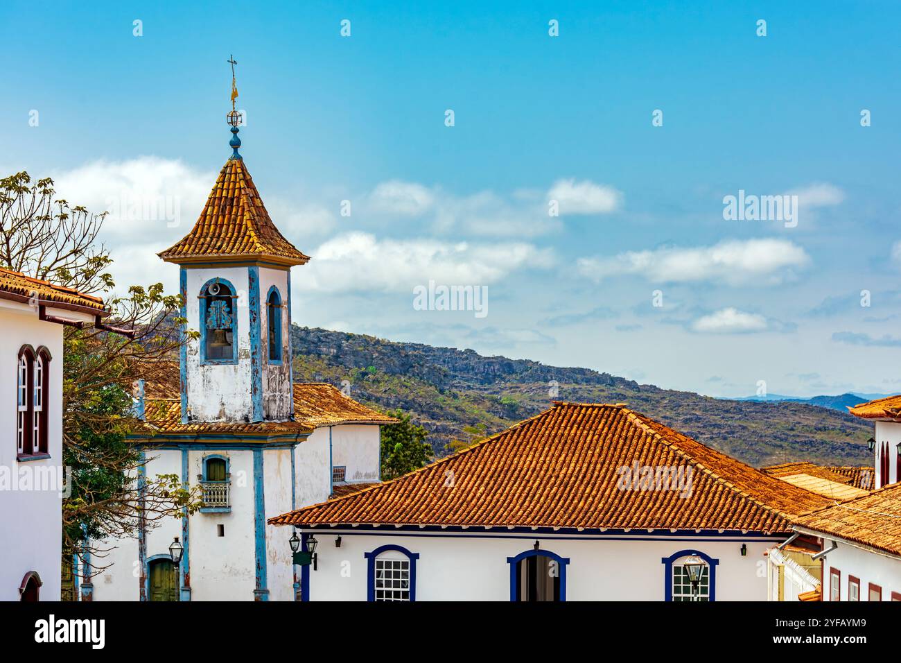 Kirchturm mit Glocke und Kolonialhäusern in der Stadt Diamantina in Minas Gerais Stockfoto