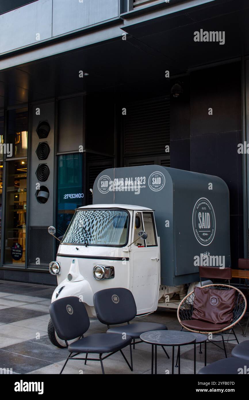 SAGTE DAL 1923 - Schokoladengeschäft Tuk Tuk in City Walk, Dubai, VAE. Stockfoto