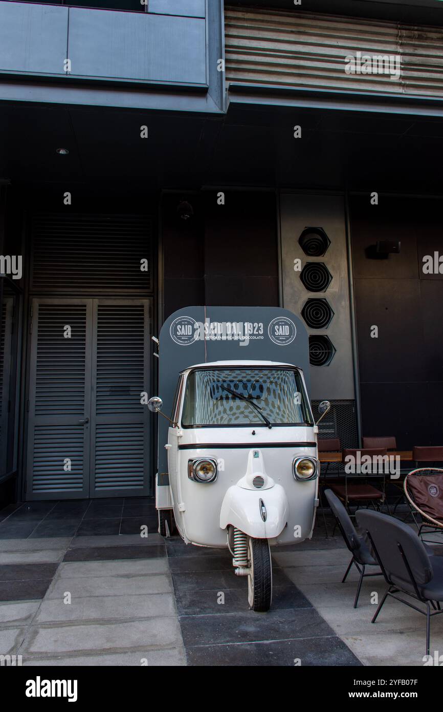 SAGTE DAL 1923 - Schokoladengeschäft Tuk Tuk in City Walk, Dubai, VAE. Stockfoto