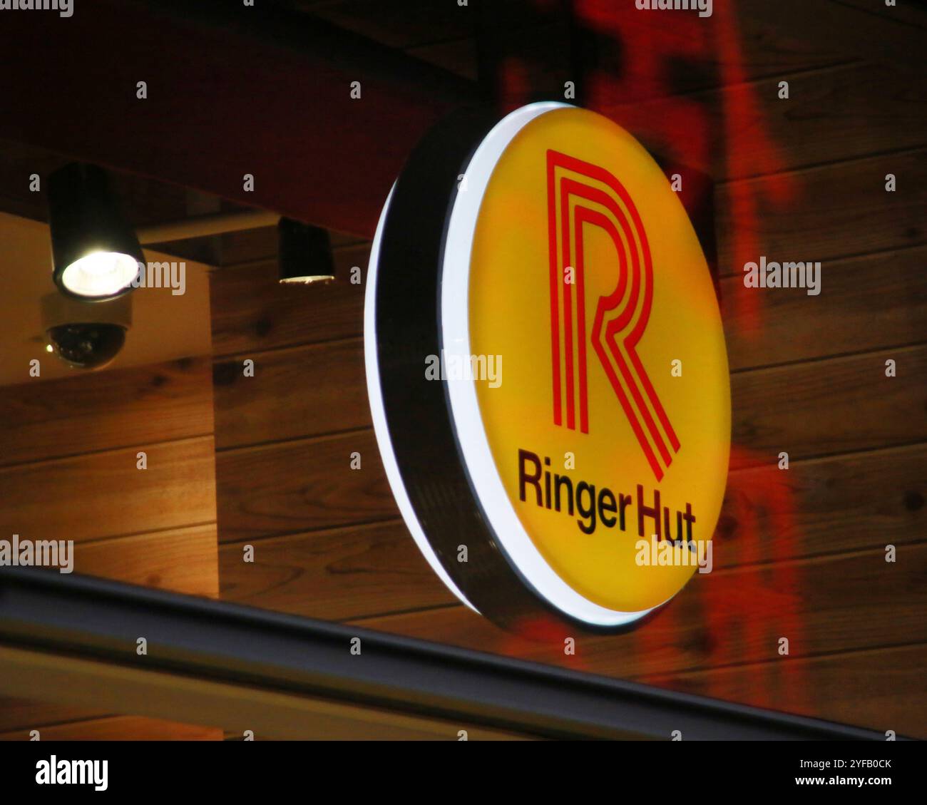 The logo of RINGER HUT CO.,LTD. is seen in Shinjuku Ward, Tokyo on April 23, 2023. RINGER HUT is Japanese chain of fast-food restaurants, specializing in Nagasaki dishes Champon and Sara udon.( The Yomiuri Shimbun via AP Images ) Stockfoto
