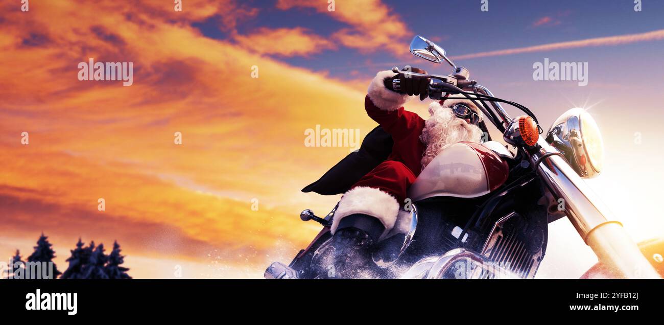 Coole Weihnachtsmann-Biker mit schnellem Motorrad, unkonventionellem Weihnachtskonzept Stockfoto
