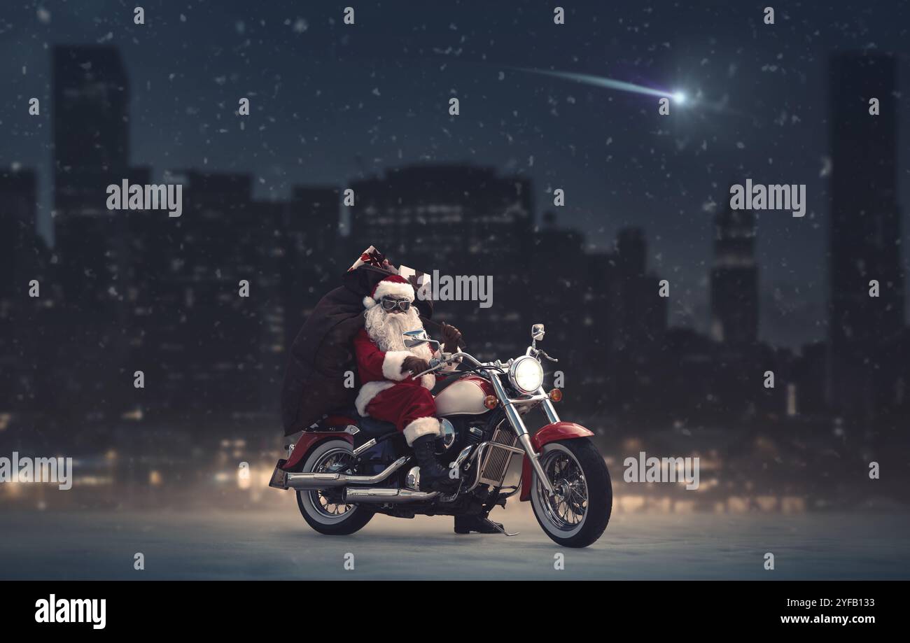 Coole Weihnachtsmann-Biker in New Yorks Straßen, er trägt Weihnachtsgeschenke Stockfoto