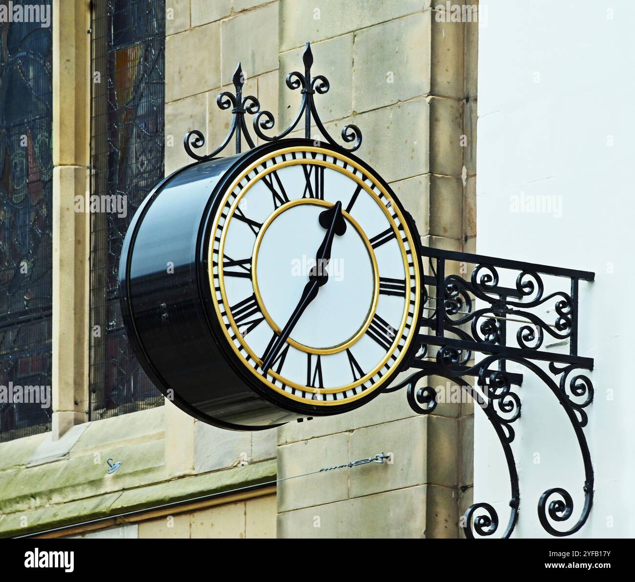 Kommunale Wanduhr mit römischen Ziffern. Lichfield, Staffordshire, West Midlands, England, Vereinigtes Königreich, Europa. Stockfoto