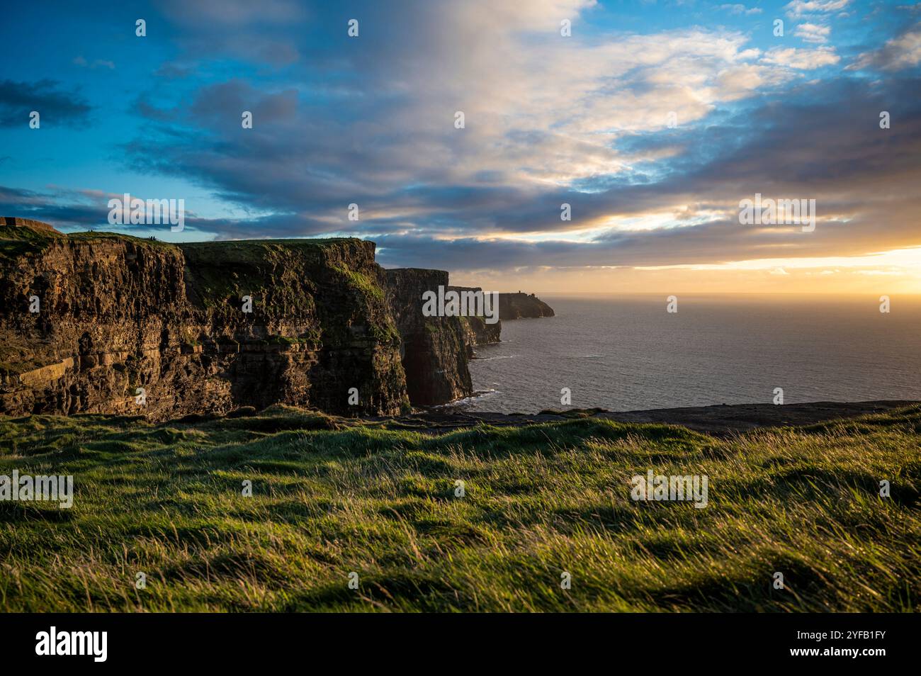 Irlands Schatz Cliffs of Moher bei Sonnenuntergang. Stockfoto