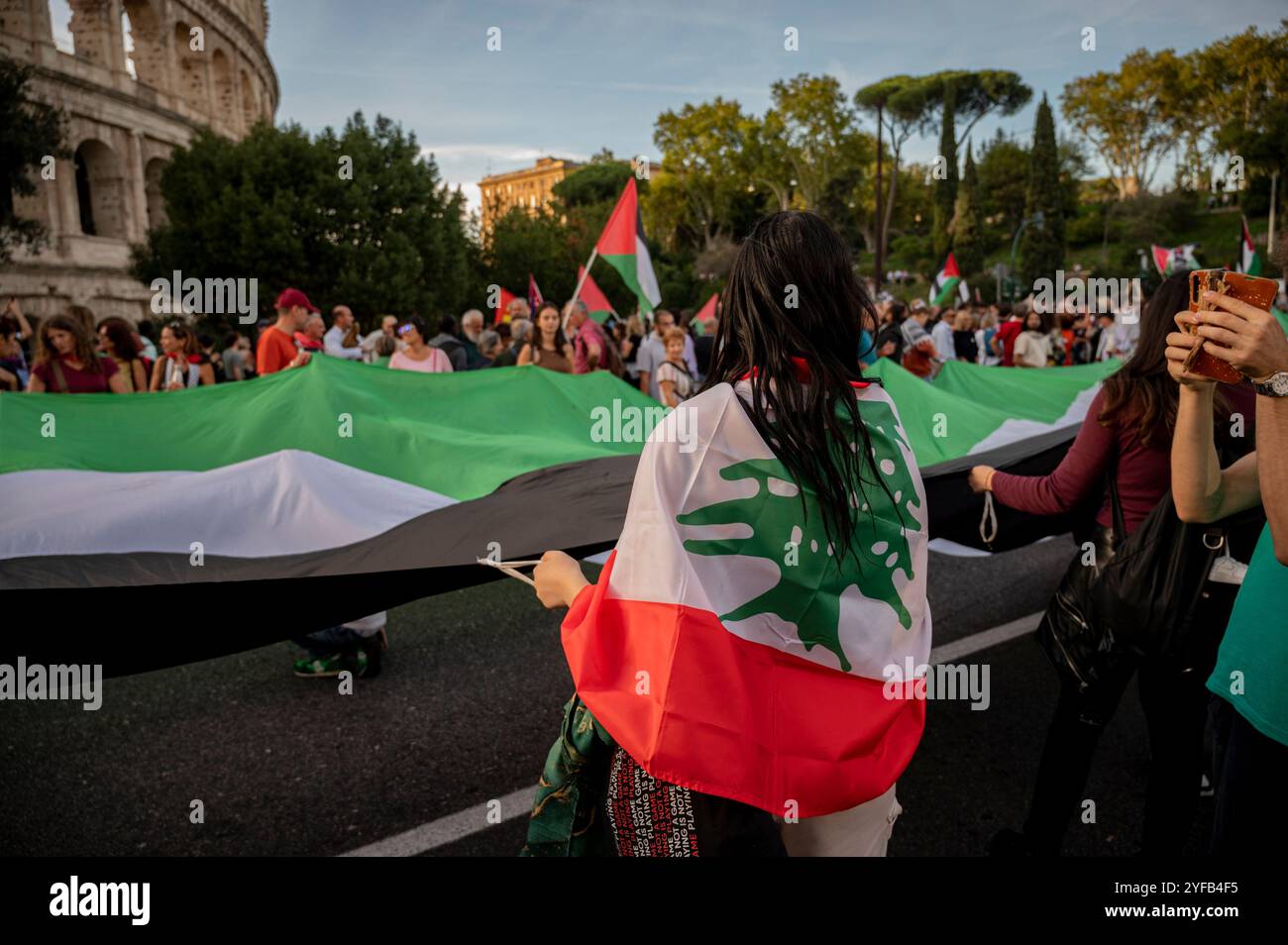 Menschen, die gegen Palästina und den Libanon protestieren Stockfoto