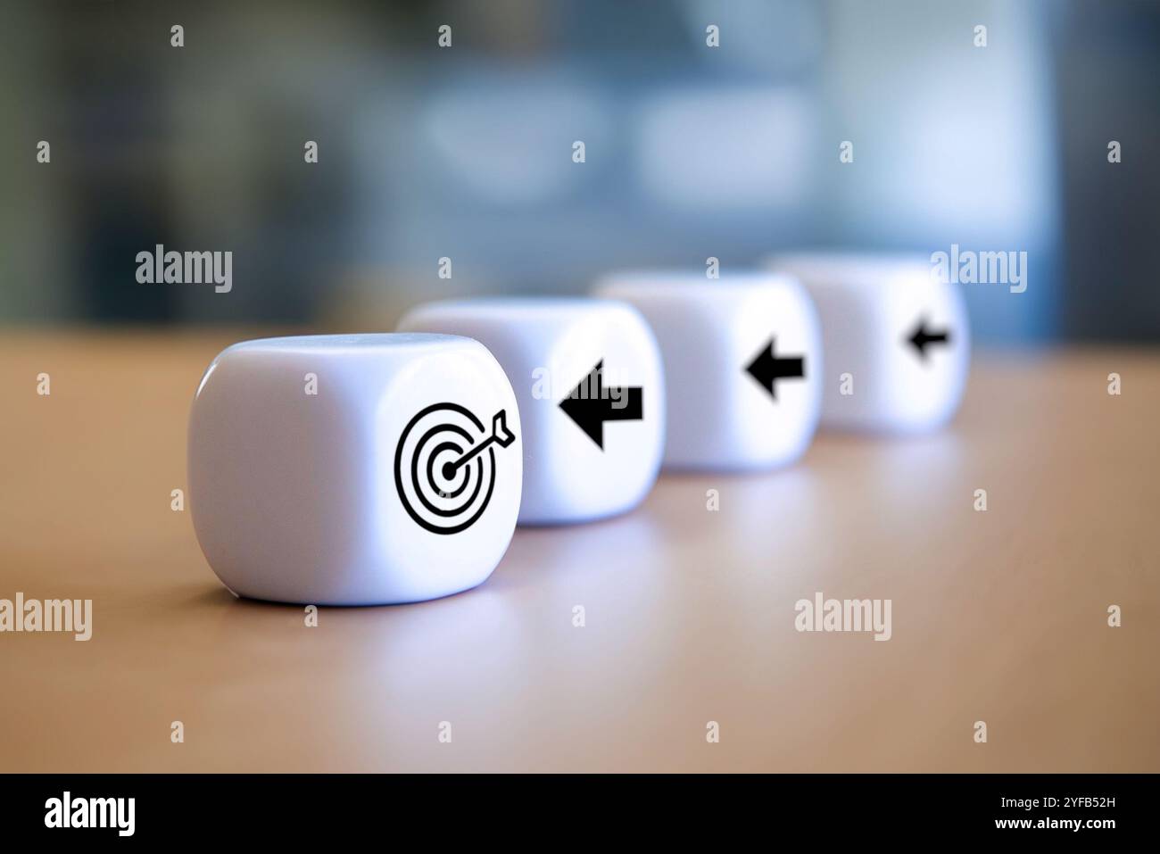 Eine Reihe weißer Würfel mit Zielsymbol und Pfeilen. Entscheidungsfindungs-, Zielsetzungs-Konzept. Stockfoto