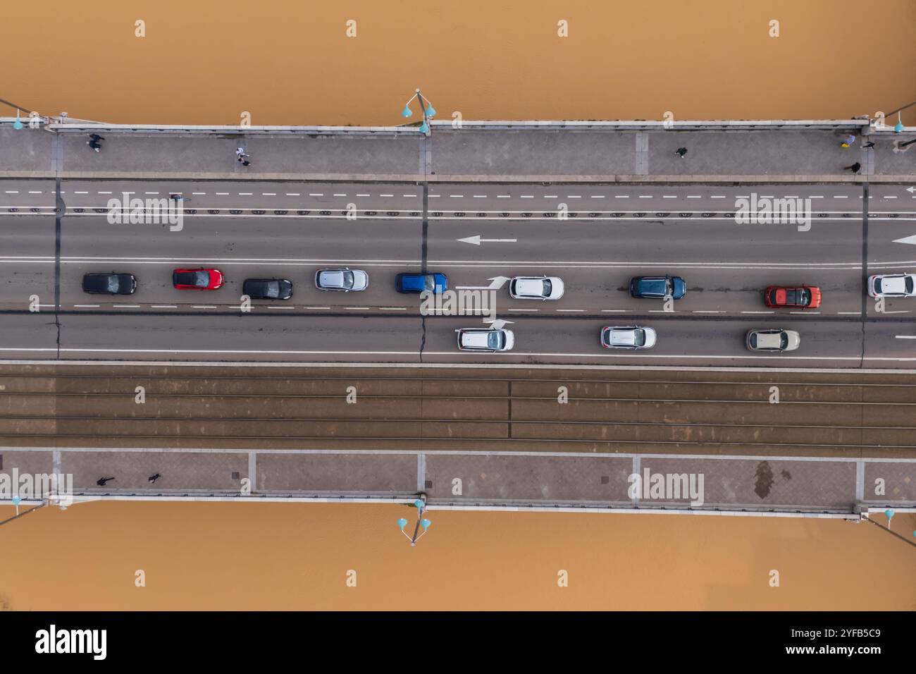 Aus der Vogelperspektive eines üppigen Flusses Ebro, der unter der Brücke hinter dem Dana, Saragoza, Spanien, vorbeiführt Stockfoto