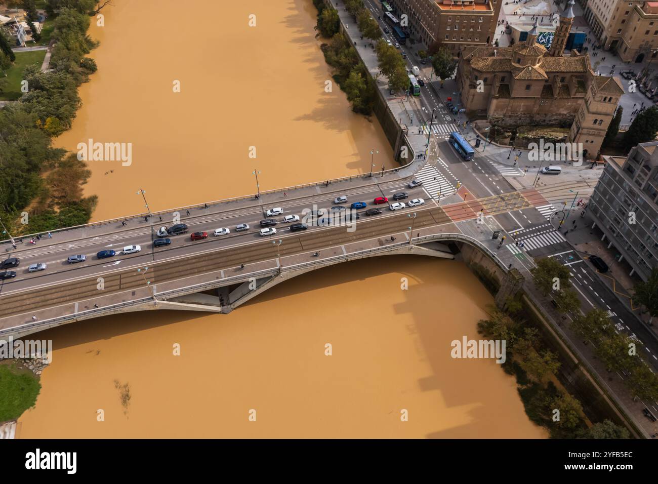 Aus der Vogelperspektive eines üppigen Flusses Ebro, der unter der Brücke hinter dem Dana, Saragoza, Spanien, vorbeiführt Stockfoto
