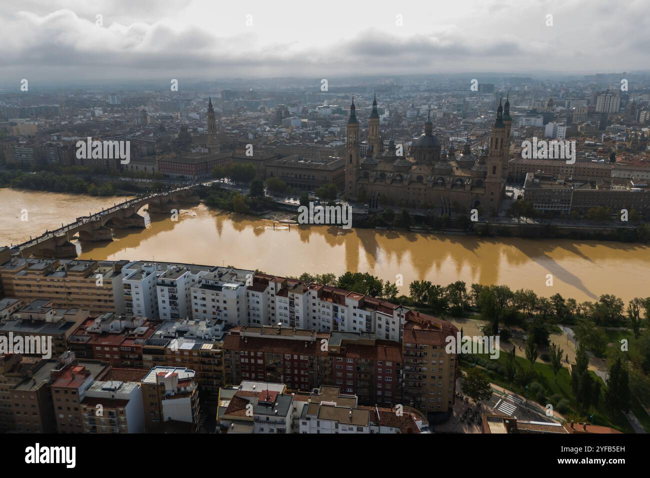 Aus der Vogelperspektive sehen Sie eine reichlich vorbeifahrende Kathedrale der Basilika El Pilar nach dem Dana, Saragoza, Spanien Stockfoto