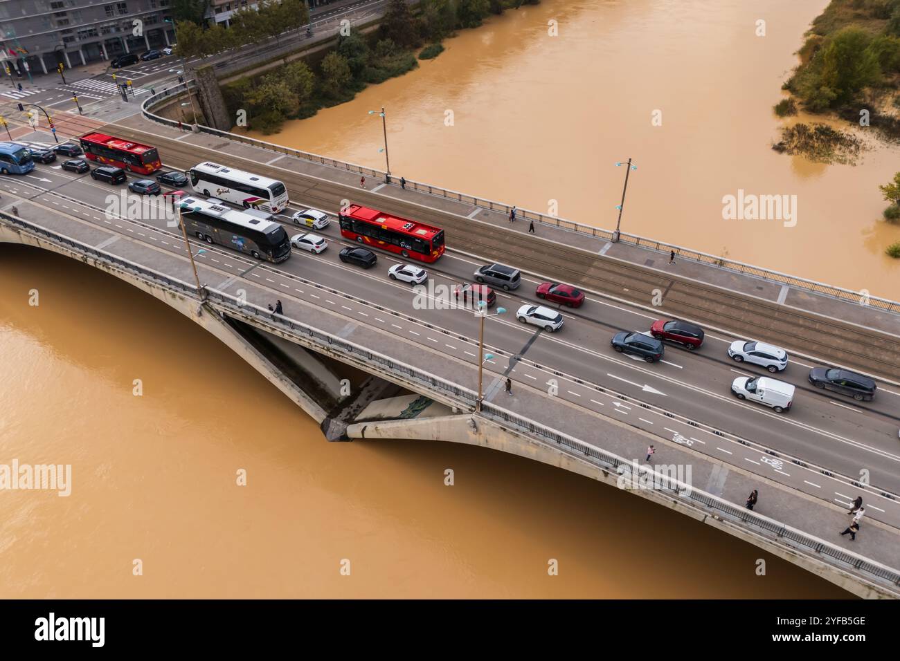 Aus der Vogelperspektive eines üppigen Flusses Ebro, der unter der Brücke hinter dem Dana, Saragoza, Spanien, vorbeiführt Stockfoto