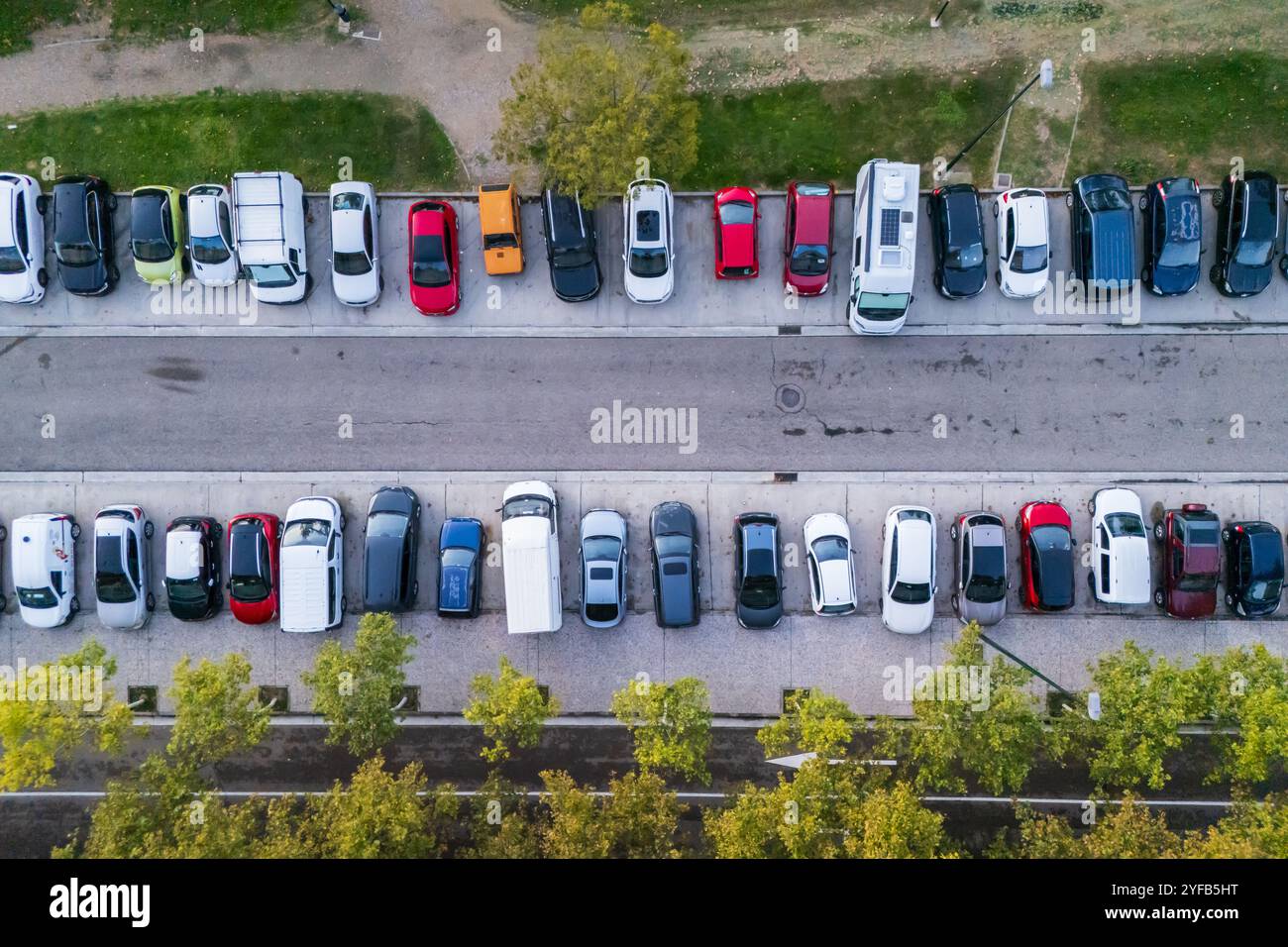 Blick aus der Vogelperspektive auf den öffentlichen Außenparkplatz Stockfoto