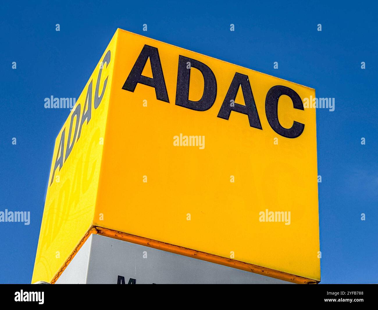 Deutschland, Europa, Verkehrssicherheit, Mobilität, Automobil, Pannenhilfe, ADAC, gelbes Logo, Straßenverkehr, deutscher Automobilclub *** Deutschland, Europa, Verkehrssicherheit, Mobilität, Automobil, Pannenhilfe, ADAC, gelbes Logo, Straßenverkehr, deutscher Automobilclub Copyright: xJOERANxSTEINSIEKx Stockfoto