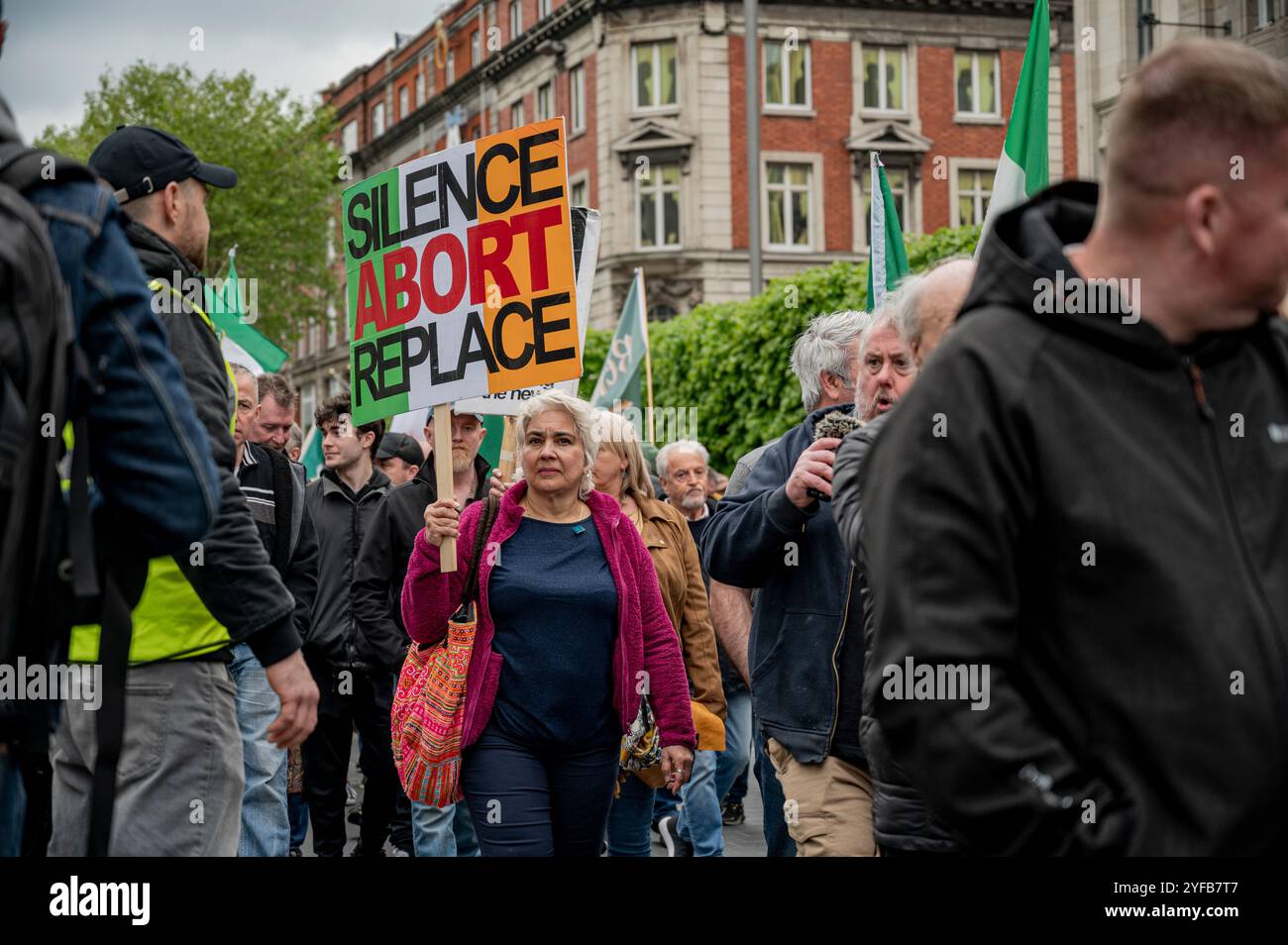 Rechtsextreme Demonstranten protestieren gegen Einwanderer, weil die irische Regierung es tut, um eine Hauskrise zu vermeiden Stockfoto