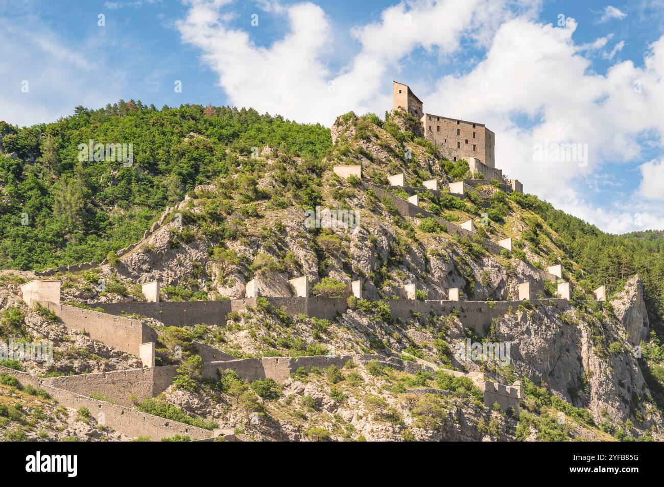 Die Zitadelle Entrevaux, die von Vauban erbaut wurde, ragt hoch über einem der schönsten Dörfer Frankreichs im Département Alpes-de-Haute-Provence, Franc Stockfoto