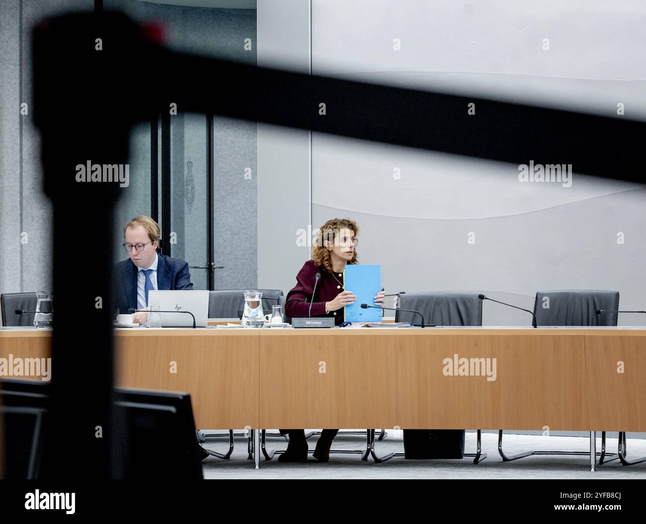 DEN HAAG - Sophie Hermans, Ministerin für Klima und grünes Wachstum, während einer Debatte im Unterhaus über das Steuerplanpaket 2025. Unter anderem plant das Kabinett, die Mehrwertsteuer auf Zeitungen und Bücher zu erhöhen. Der Senat will diese vorgeschlagene Mehrwertsteuererhöhung in einem gesonderten Gesetzentwurf behandeln, aber das Kabinett reagiert nicht. ANP REMKO DE WAAL niederlande raus - belgien raus Stockfoto