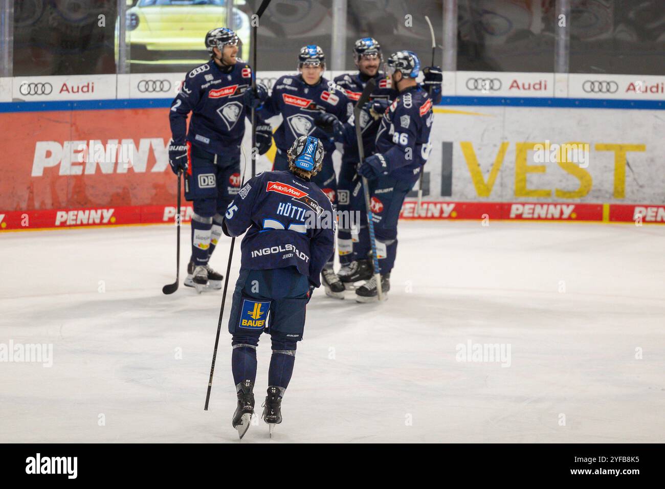 Ingolstadt, Deutschland. November 2024. Ingolstadt, Deutschland 03. November 2024: Penny DEL - 2024/2025 - Sp.15 - ERC Ingolstadt vs. Augsburger Panther im Bild: In der Traube Torschütze Philipp Krauß/Krauss jubelt nach seinem Tor zum 1:0 mit seinem Mannschaftskollegen, Credit: dpa/Alamy Live News Stockfoto