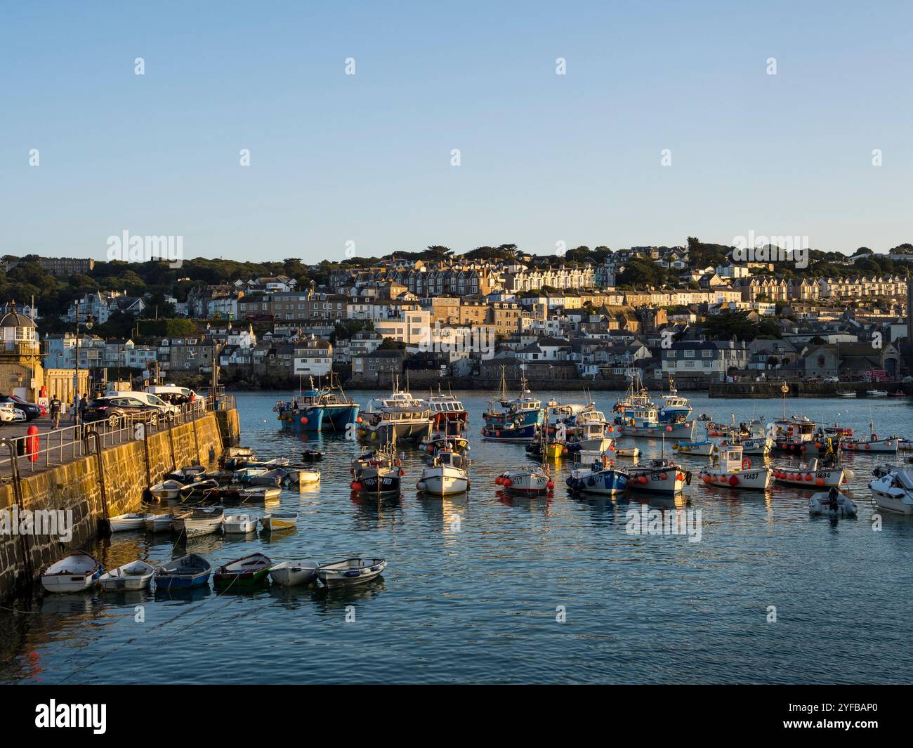 Sonnenuntergang mit Fischerbooten, St. Ives Harbour, St. Ives, Cornwall, England, GROSSBRITANNIEN, GB. Stockfoto