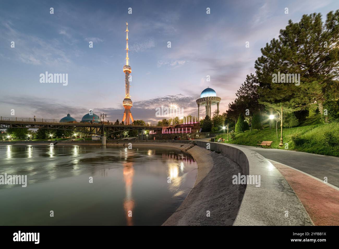 Abendblick auf den Taschkent Fernsehturm und die Rotunde in Usbekistan Stockfoto