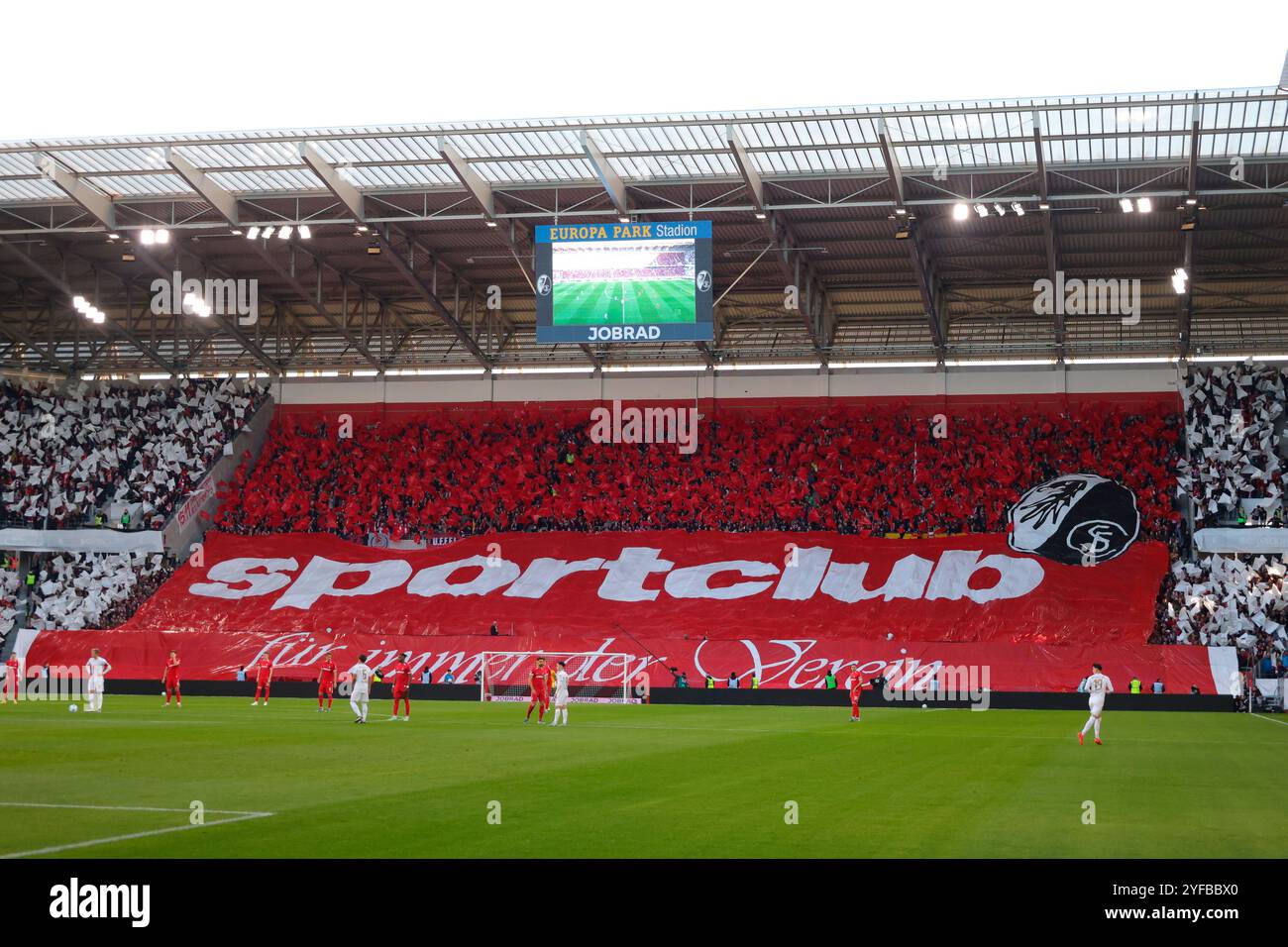 Freiburg, Deutschland. November 2024. Choreografie der Freiburger Fantribüne mit Spruchband 'Sportclub Freiburg für immer der Verein' - beim Spiel der 1. FBL: 24-25:1. FBL: 24-25:9. Sptg. SC Freiburg - FSV Mainz 05 DFL-VORSCHRIFTEN VERBIETEN JEDE VERWENDUNG VON FOTOGRAFIEN ALS BILDSEQUENZEN UND/ODER QUASI-VIDEONann Credit: dpa/Alamy Live News Stockfoto