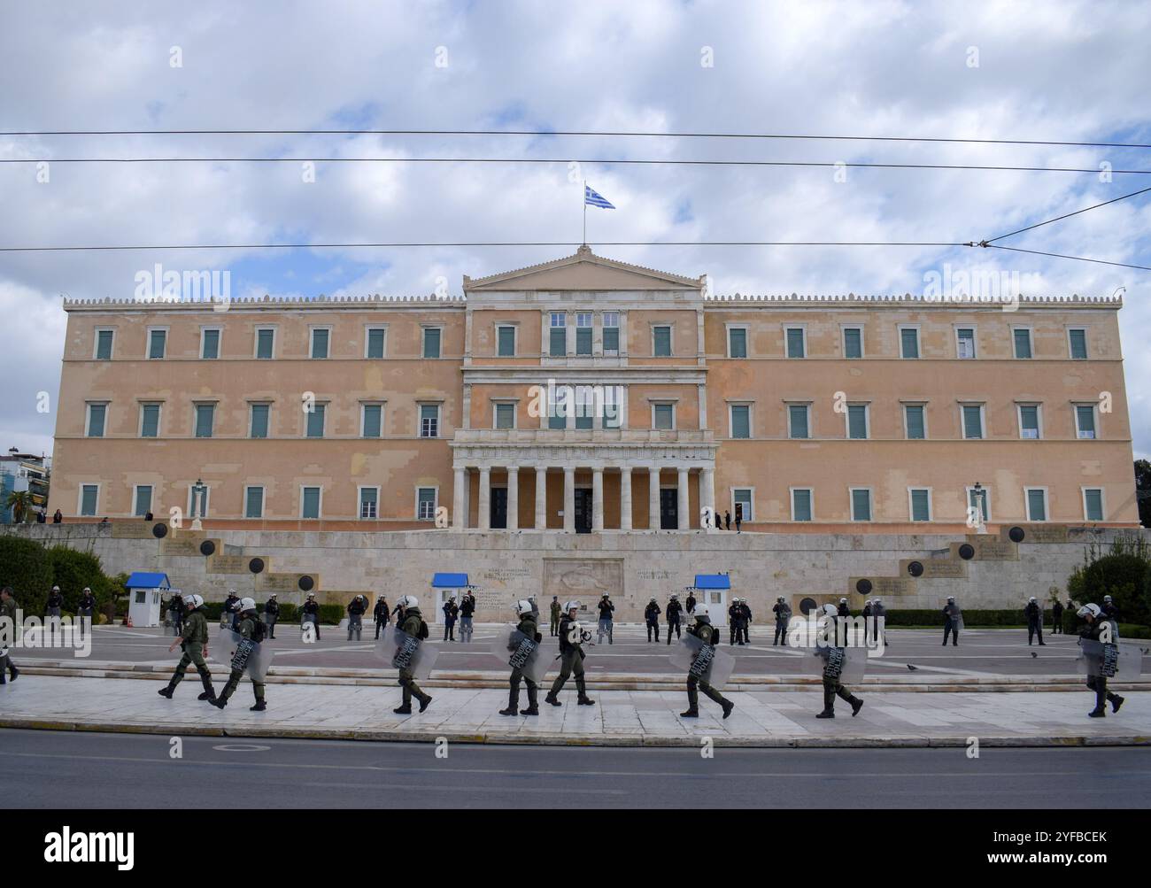 Athen, Griechenland. 4. November 2024. Die Polizei patrouilliert das Gebiet vor dem griechischen Parlament während eines Studentenprotests. Die Studenten bleiben heute im ganzen Land aus Protest gegen die kontinuierliche Verschlechterung ihrer Bildungsbedürfnisse fern. Quelle: Dimitris Aspiotis/Alamy Live News Stockfoto