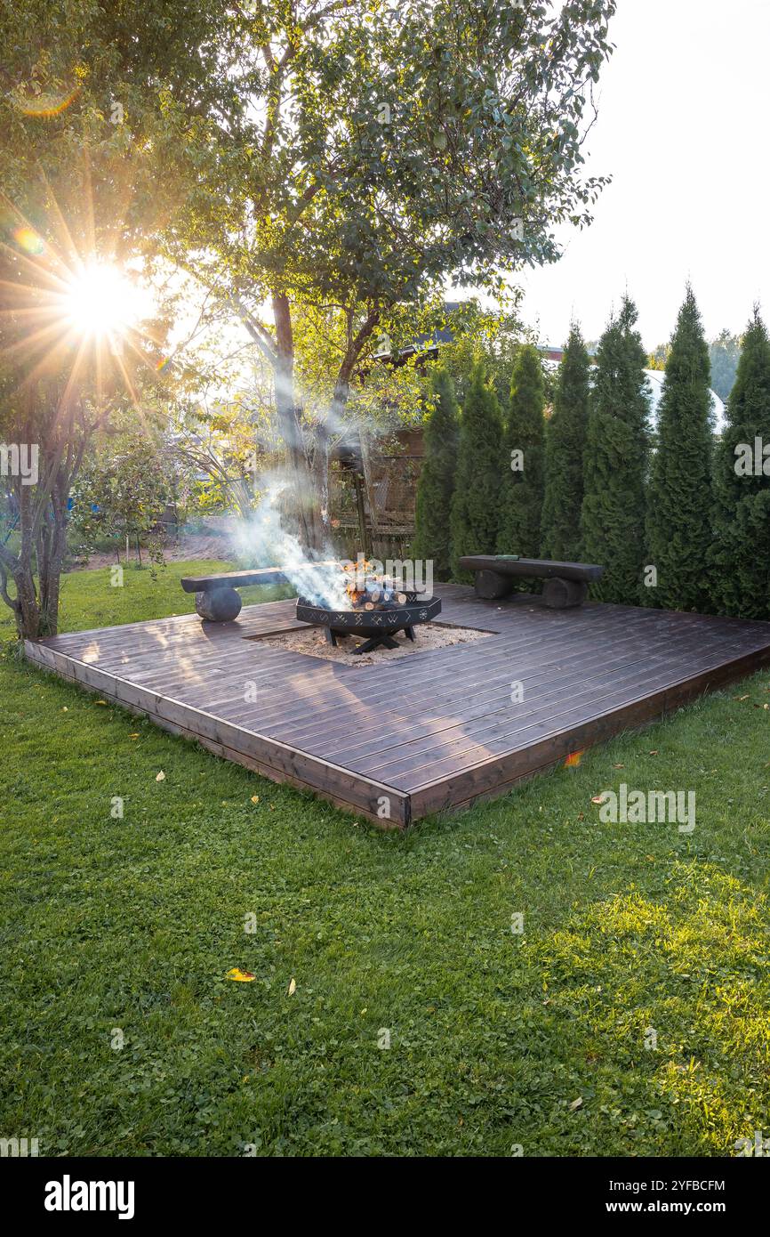 Holzterrasse Mit Feuerstelle
