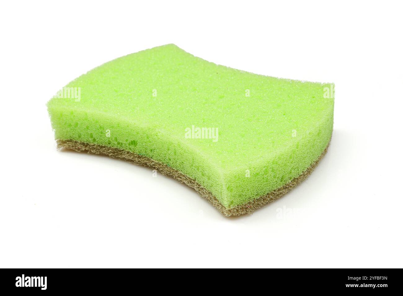 Grüner Schälschwamm, isoliert auf weißem Hintergrund. Öko Naturmaterialien Küchenschwamm Stockfoto