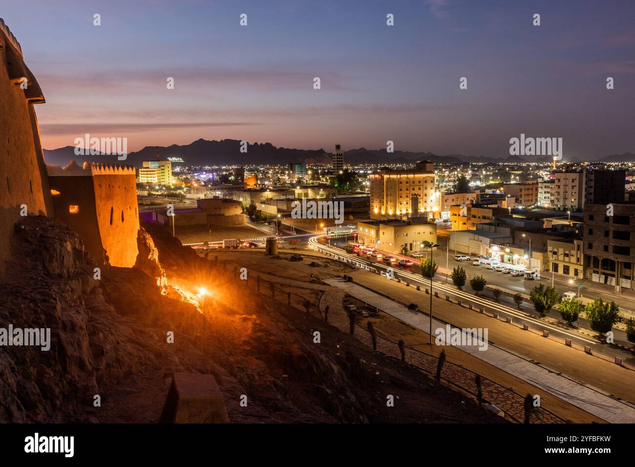 Nächtliche Skyline von Ha'il ab A'arif Fort, Saudi-Arabien Stockfoto