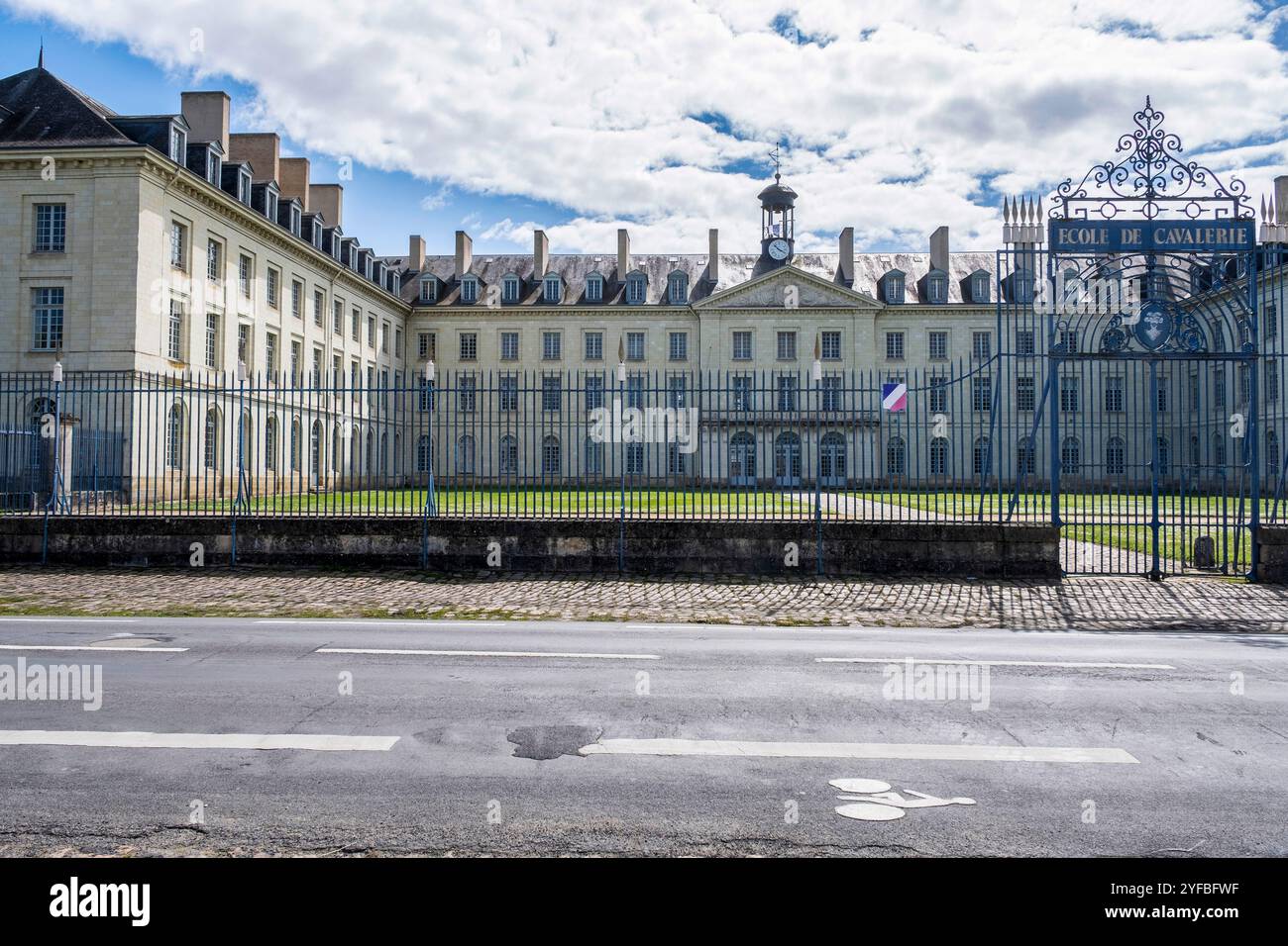 Saumur (Nordwesten Frankreichs): Kasernen der französischen Ausbildungseinrichtung „ecole de Cavalerie“ (Kavallerie-Schule) Stockfoto