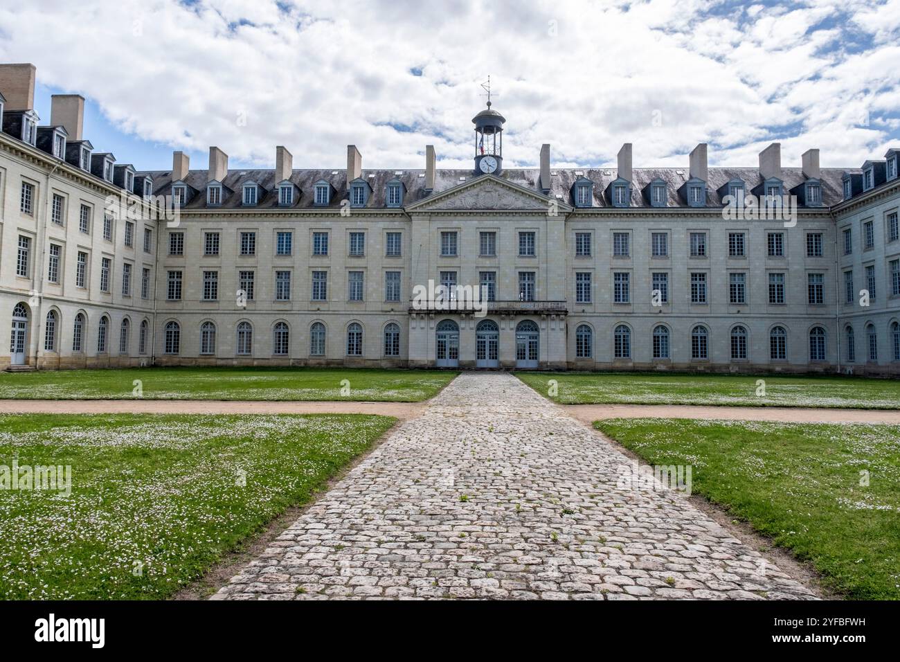 Saumur (Nordwesten Frankreichs): Kasernen der französischen Ausbildungseinrichtung „ecole de Cavalerie“ (Kavallerie-Schule) Stockfoto