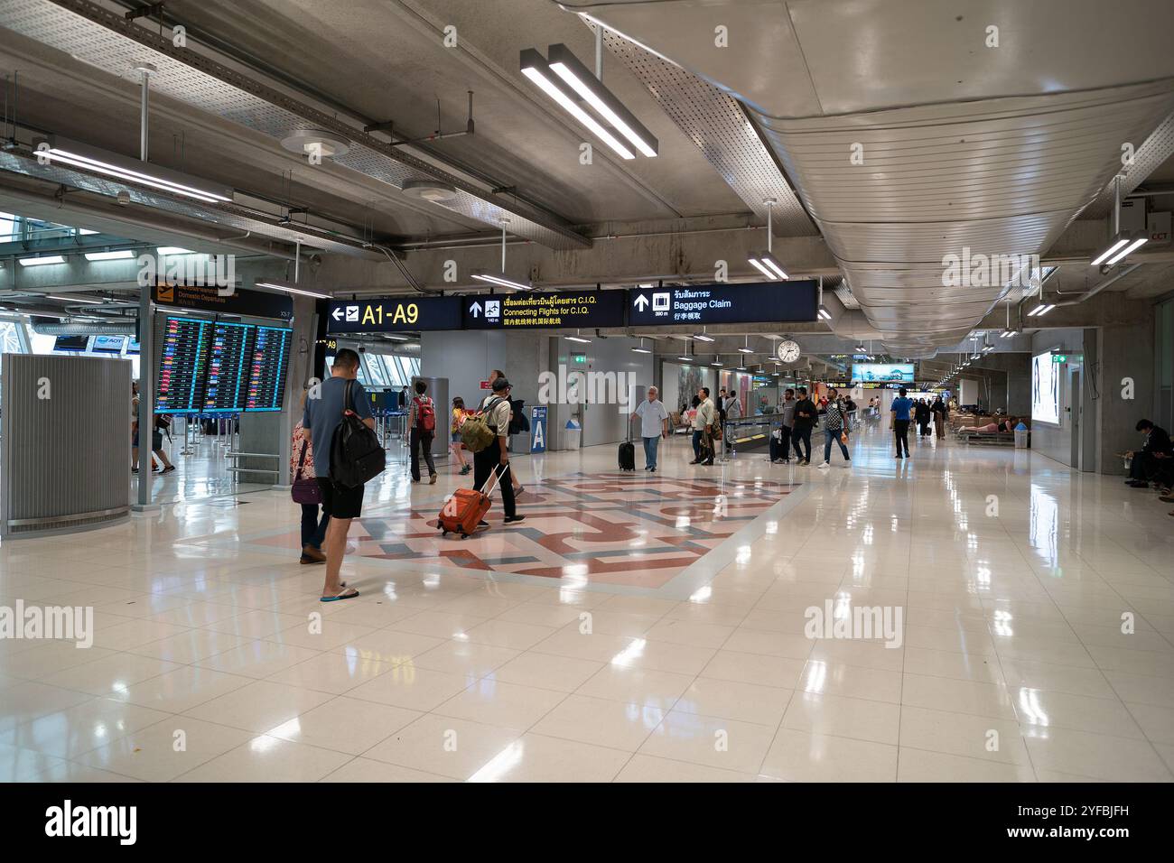 BANGKOK, THAILAND - 26. OKTOBER 2023: Innenaufnahme des internationalen Flughafens Suvarnabhumi. Stockfoto