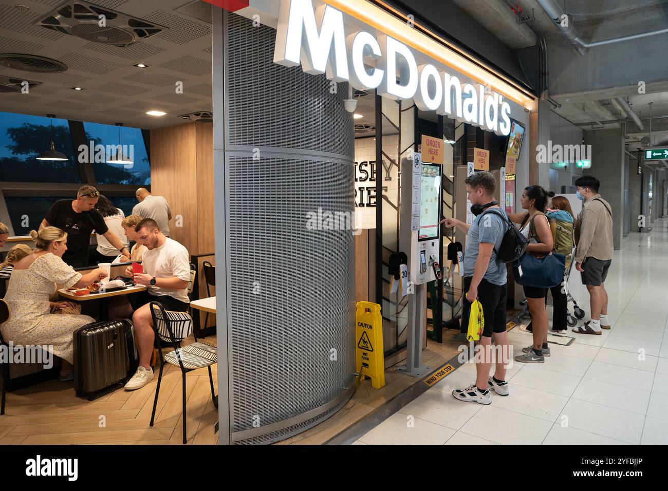 BANGKOK, THAILAND - 26. OKTOBER 2023: Man nutzt Selbstbedienungskioske im McDonald's Restaurant am internationalen Flughafen Suvarnabhumi. Stockfoto