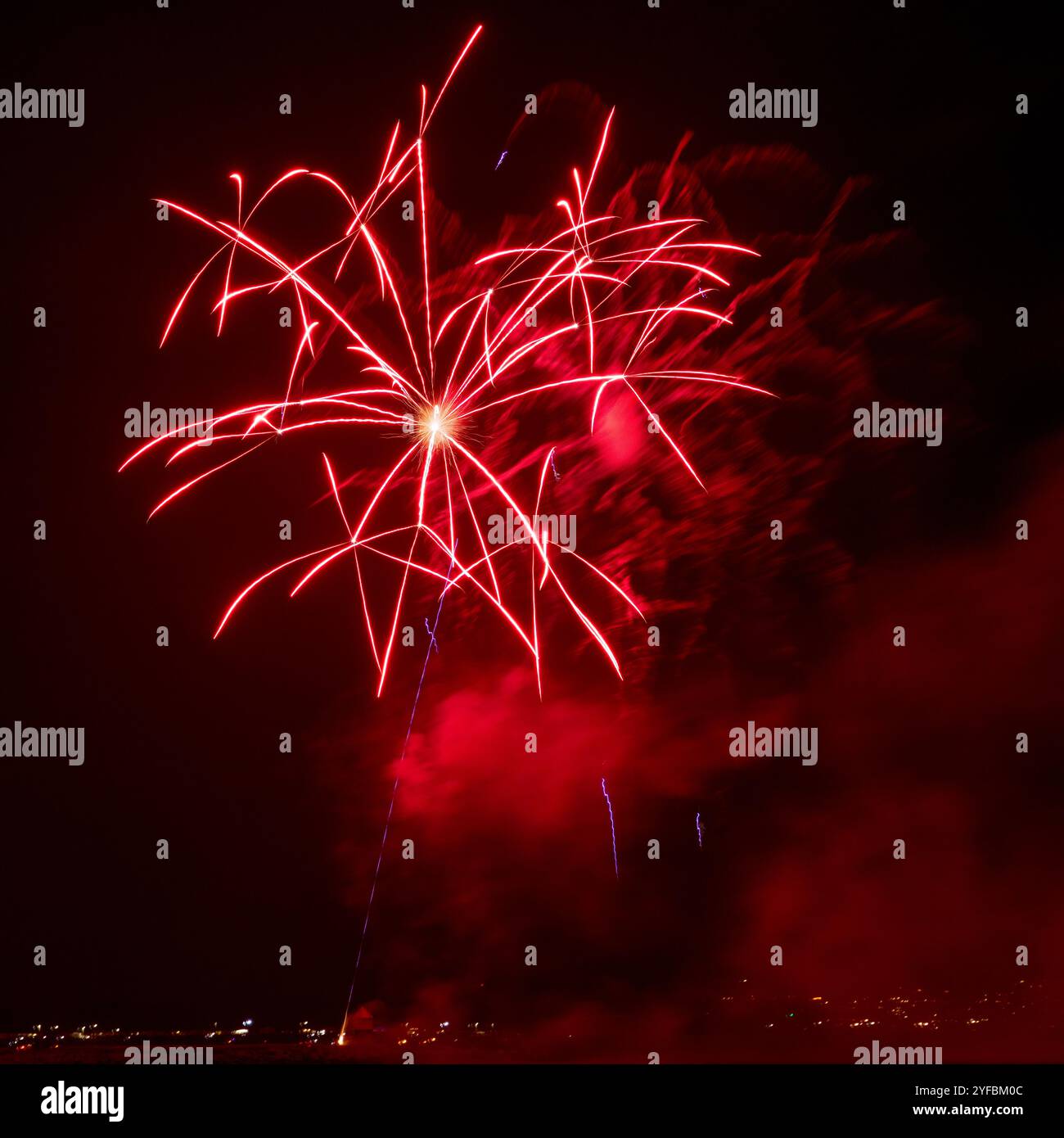 Öffentliches Feuerwerk über Coney Beach, Porthcawl, Großbritannien, 2. November 2024. Stockfoto