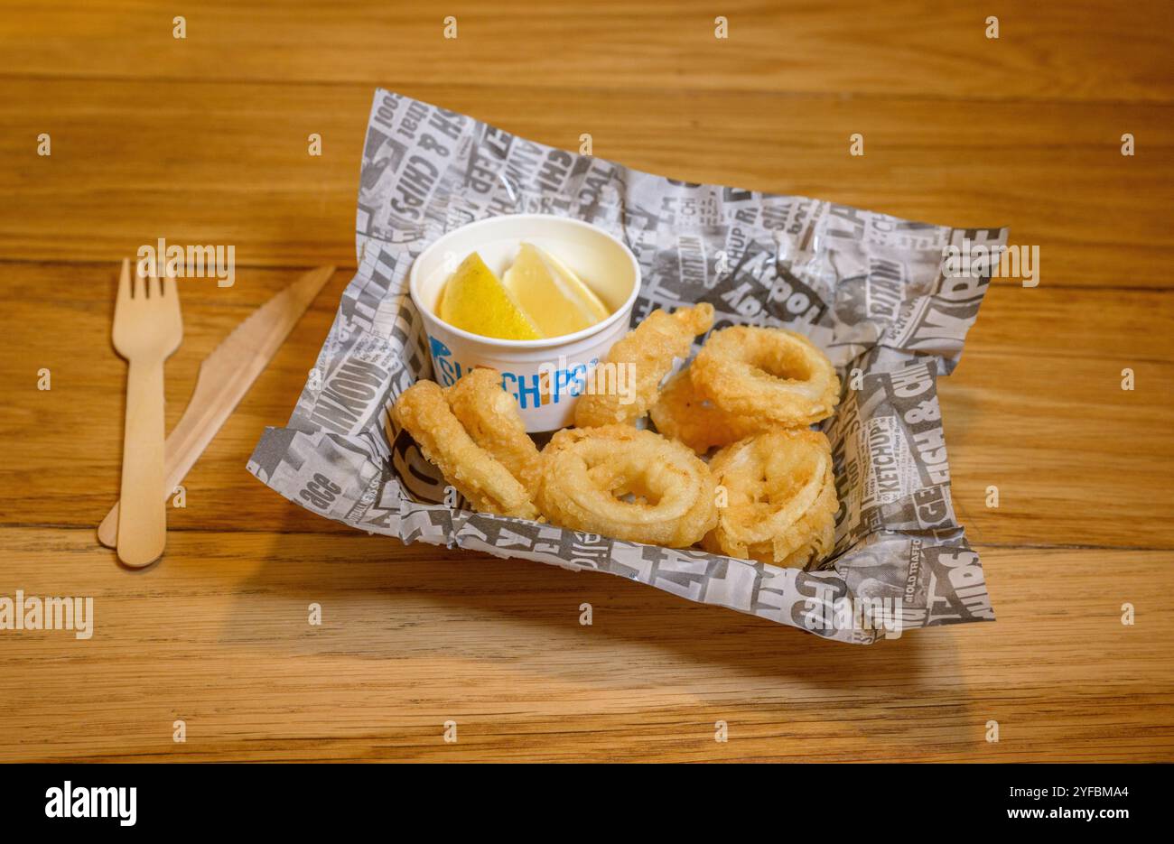 Kalamari und Chips in Zeitungspapier bilden einen Chip-Shop Stockfoto