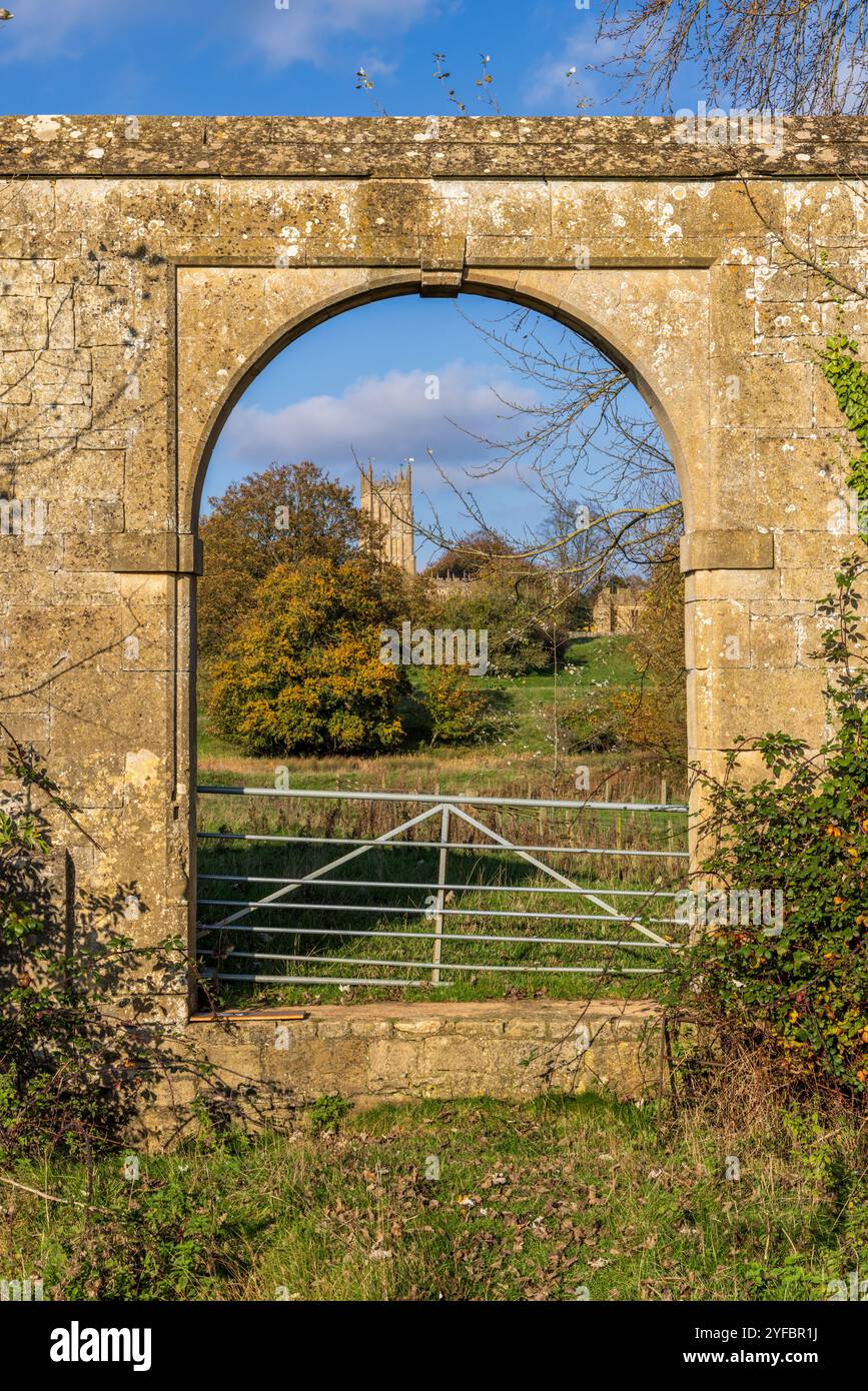 Lady Julianas Tor mit St. James’ Kirche im Hintergrund, Chipping Campden, Gloucestershire, England Stockfoto