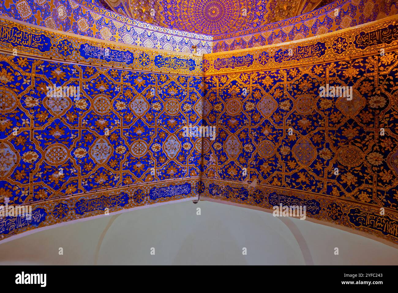 Fantastisches Inneres der Tilla-Kori-Moschee (goldbedeckt). Die zierliche Decke der Moschee, bedeckt mit Blattgold, ist flach, aber konisch Stockfoto