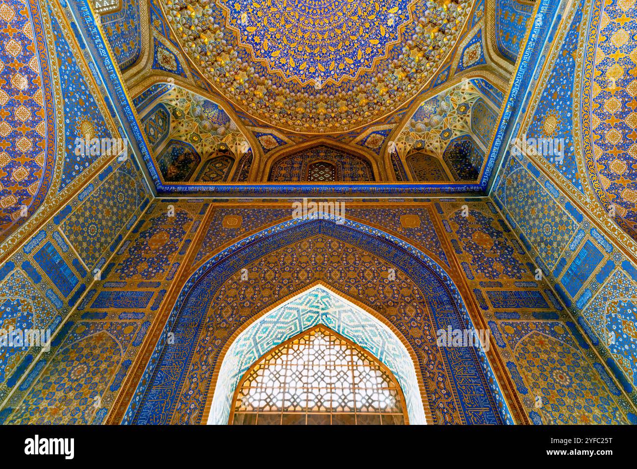 Fantastisches Inneres der Tilla-Kori-Moschee (goldbedeckt). Die zierliche Decke der Moschee, bedeckt mit Blattgold, ist flach, aber konisch Stockfoto