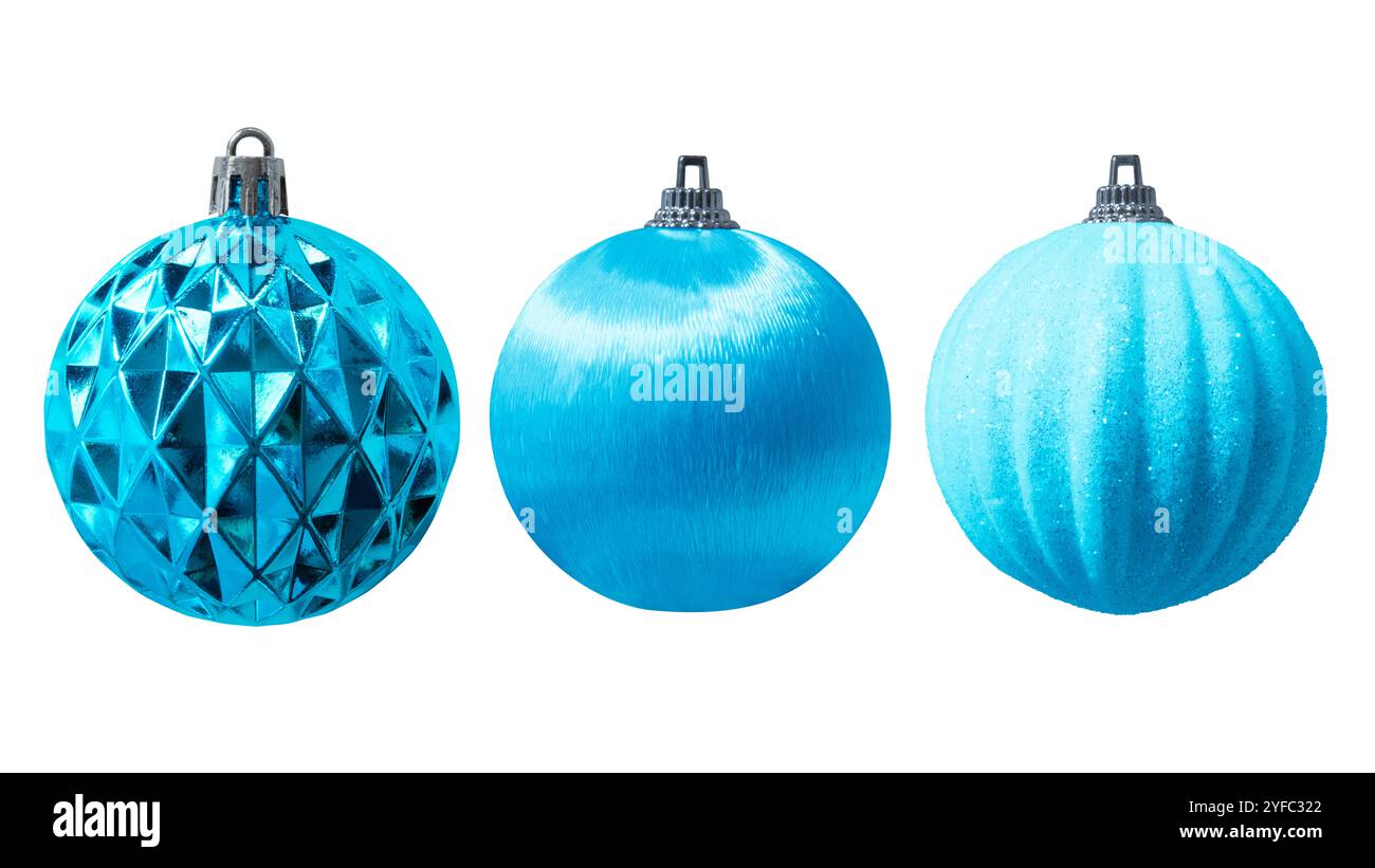 Blaue Kugeln für Weihnachtsbaumdekoration auf weißem Hintergrund mit Schneidepfad Stockfoto