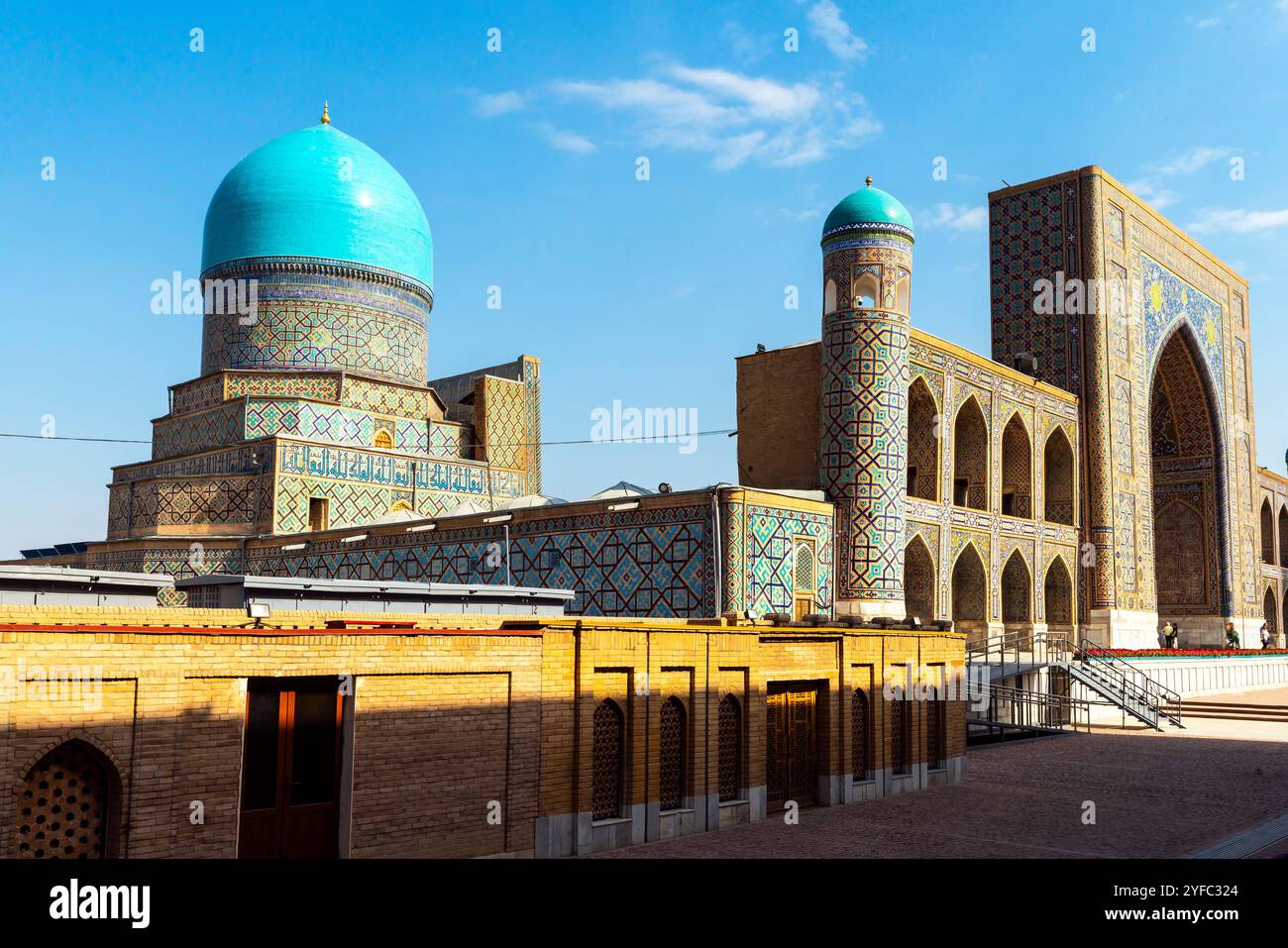 Blick auf die Tilla-Kori Madrasah wurde Mitte des 17. Gebaut. Jahrhundert. Es ist das letzte Gebäude des Registan Architectural Ensemble. Samarkand, U Stockfoto