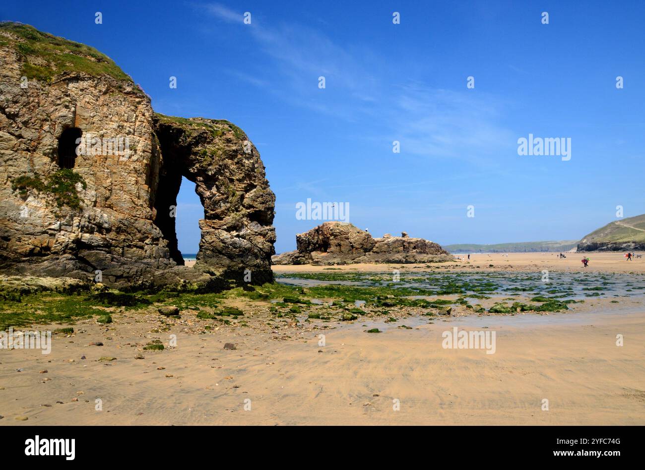 Die Arch Rock Formation und Chapel Rock Island am Perranporth Beach am Southwest Coastal Path, North Cornwall, England, Großbritannien Stockfoto