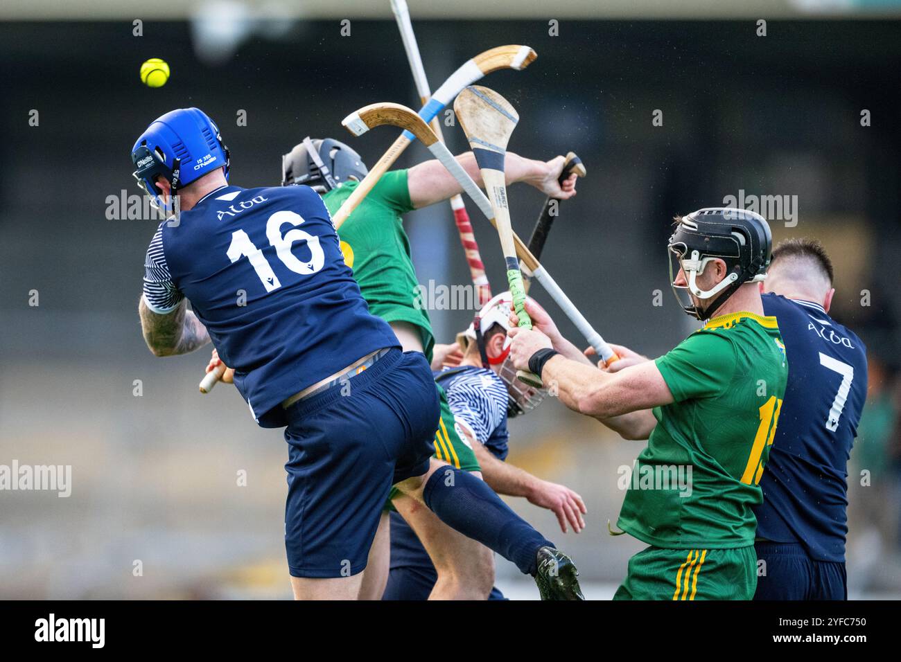 Irland gegen Schottland Shinty/Hurling International in Ennis, Irland. Ein jährlich stattfindendes internationales Spiel, bei dem Regeln aus Shinty- und Hurling-Sportarten kombiniert werden. Stockfoto