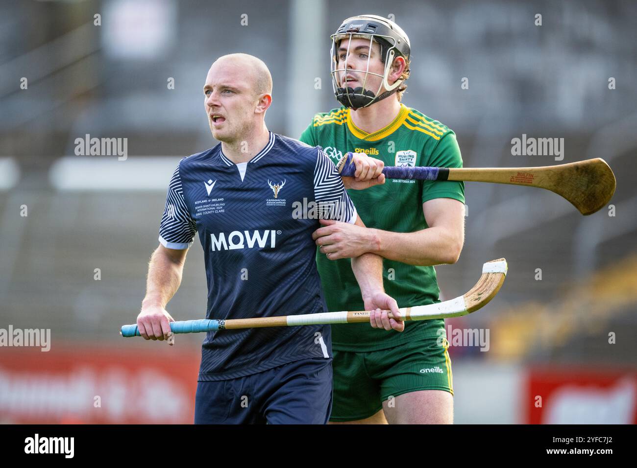 Irland gegen Schottland Shinty/Hurling International in Ennis, Irland. Ein jährlich stattfindendes internationales Spiel, bei dem Regeln aus Shinty- und Hurling-Sportarten kombiniert werden. Stockfoto