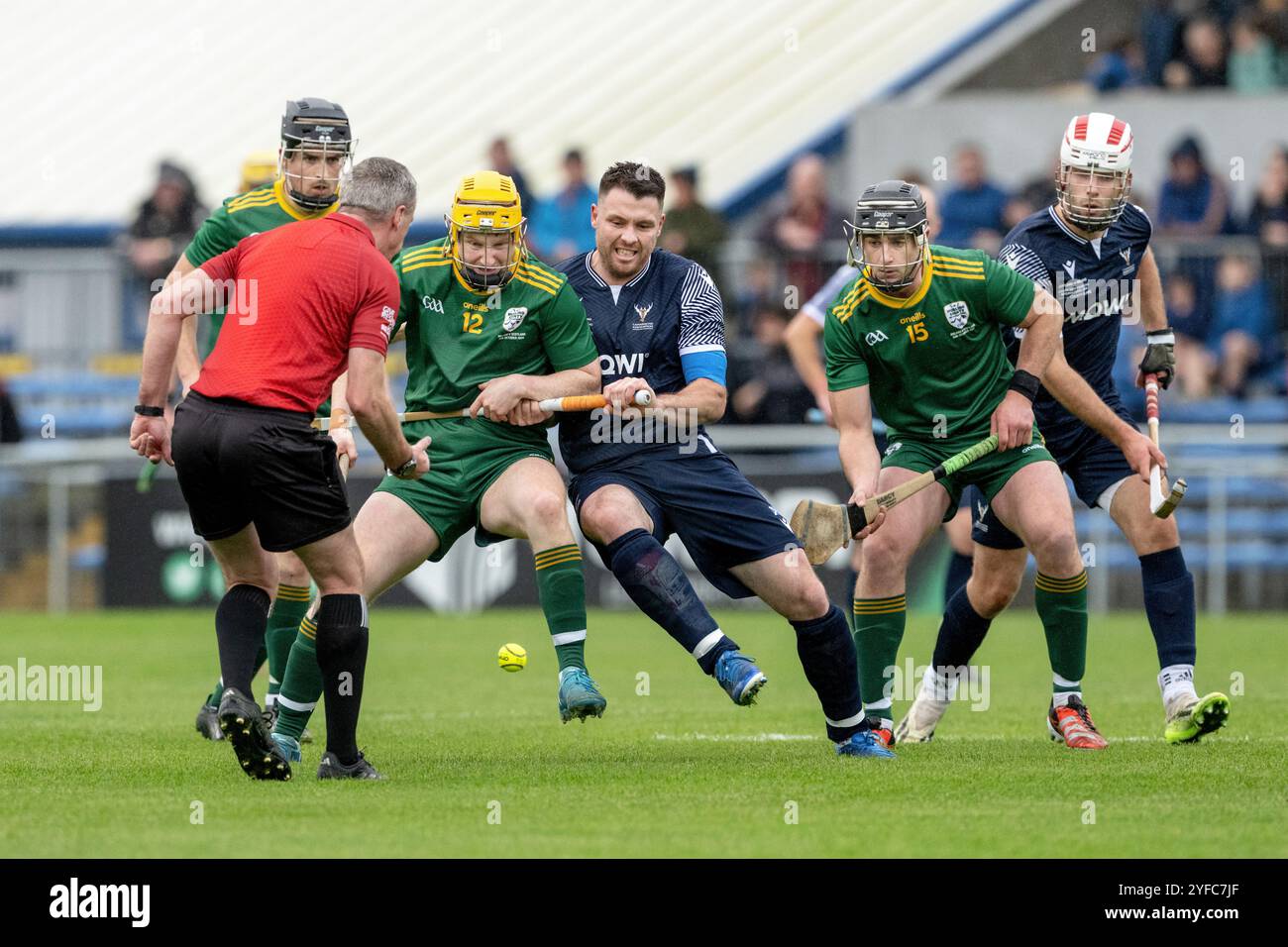 Irland gegen Schottland Shinty/Hurling International in Ennis, Irland. Ein jährlich stattfindendes internationales Spiel, bei dem Regeln aus Shinty- und Hurling-Sportarten kombiniert werden. Stockfoto