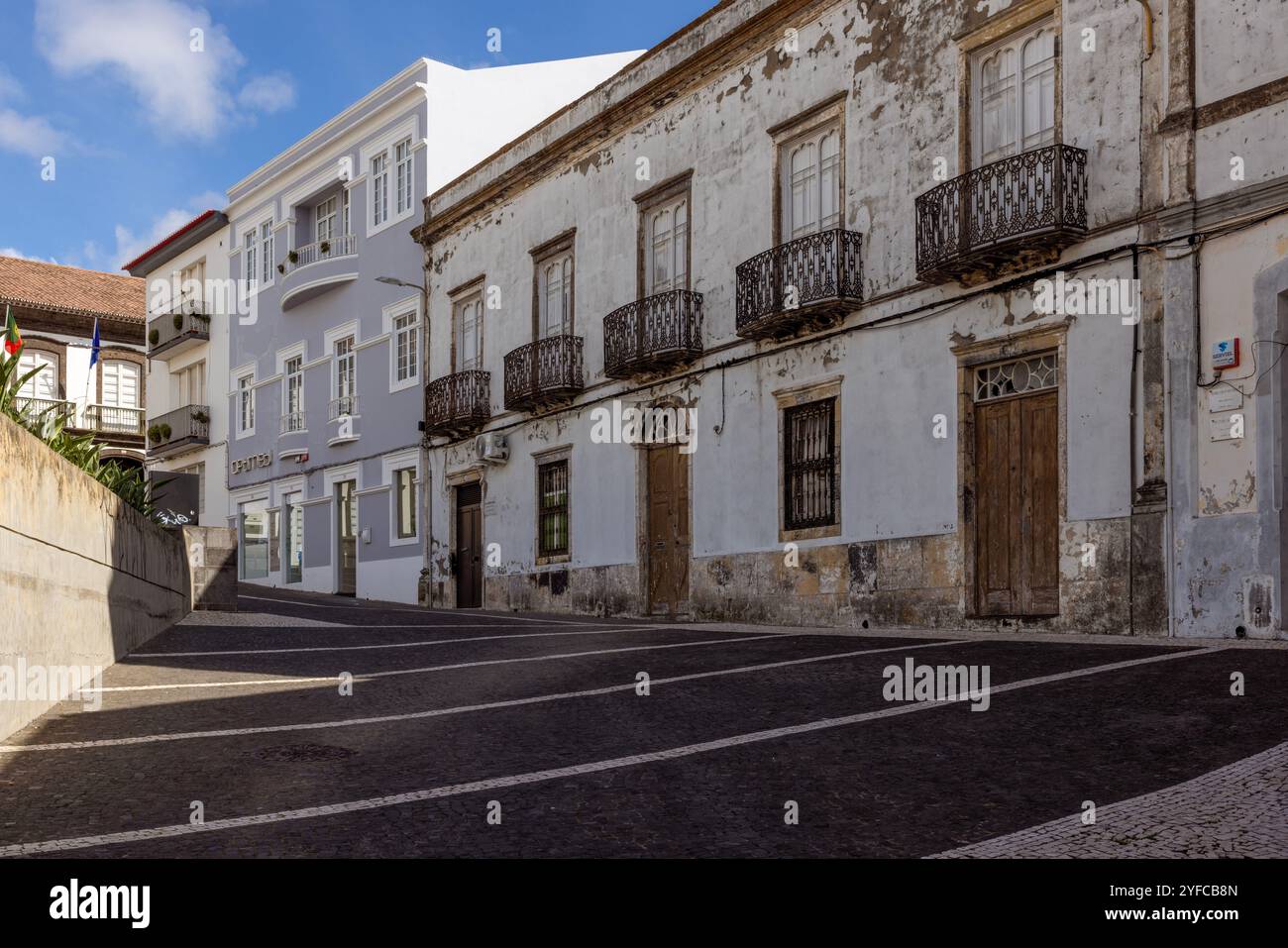 Das historische Zentrum von Ponta Delgada mit seinen charmanten Kopfsteinpflasterstraßen, der Architektur aus dem 17. Und 18. Jahrhundert und dem berühmten Portas da Cidade (Stadttore). Stockfoto