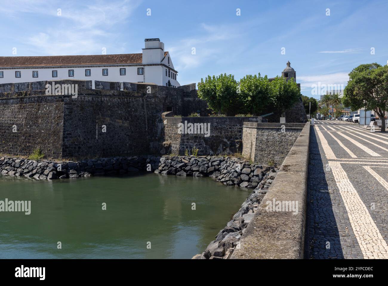 Das historische Zentrum von Ponta Delgada mit seinen charmanten Kopfsteinpflasterstraßen, der Architektur aus dem 17. Und 18. Jahrhundert und dem berühmten Portas da Cidade (Stadttore). Stockfoto