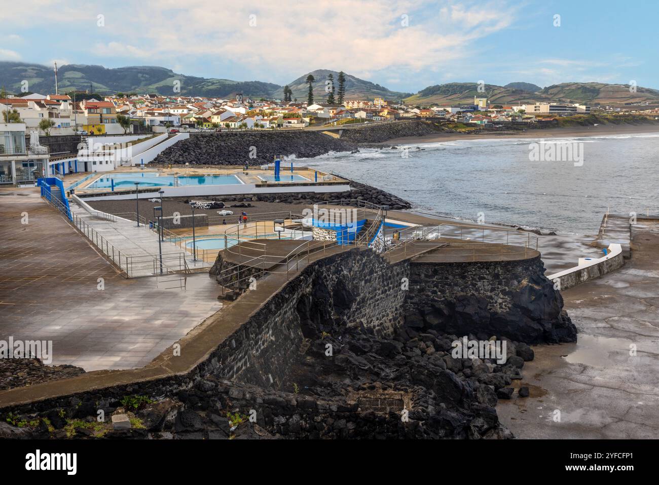 Ribeira Grande ist eine beliebte Küstenstadt an der Nordküste der Insel Sao Miguel auf den Azoren. Stockfoto