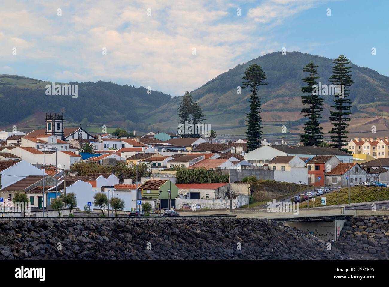 Ribeira Grande ist eine beliebte Küstenstadt an der Nordküste der Insel Sao Miguel auf den Azoren. Stockfoto