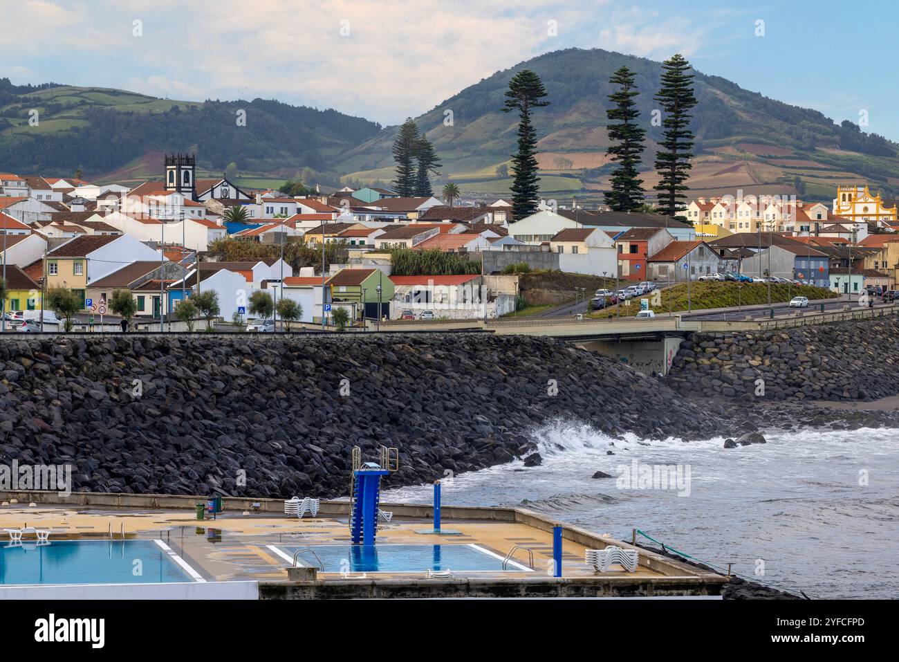 Ribeira Grande ist eine beliebte Küstenstadt an der Nordküste der Insel Sao Miguel auf den Azoren. Stockfoto