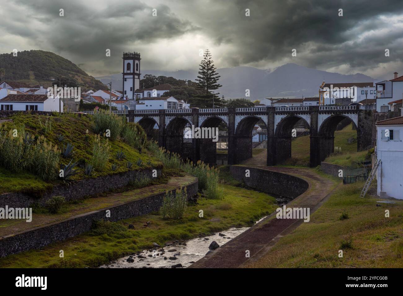 Ribeira Grande ist eine beliebte Küstenstadt an der Nordküste der Insel Sao Miguel auf den Azoren. Stockfoto