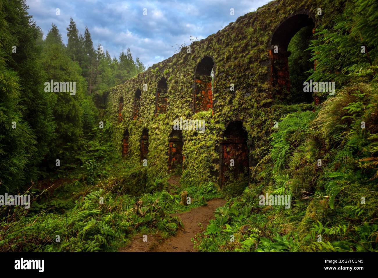 Das Aquädukt und das Muro das Nove Janelas sind zwei beeindruckende Bauwerke, die als historisches Erbe der Insel São Miguel angesehen werden. Stockfoto